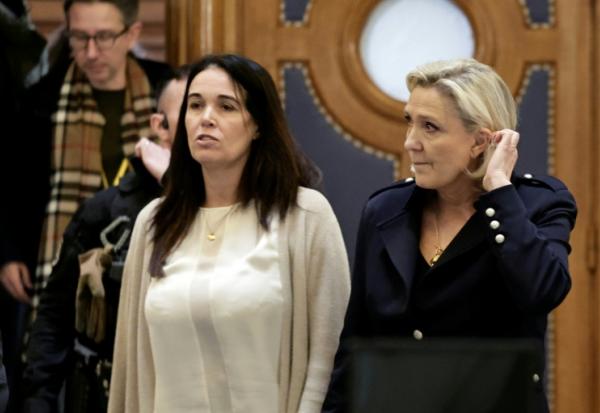 La présidente du groupe RN à l'Assemblée nationale Marine Le Pen, à droite et à sa gauche Catherine Griset, le 21 janvier 2026 au palais de justice de Paris