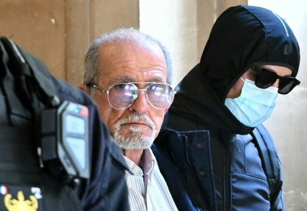 Aomar Ait Khedache (au centre) au début de son procès à Paris le 28 avril 2025