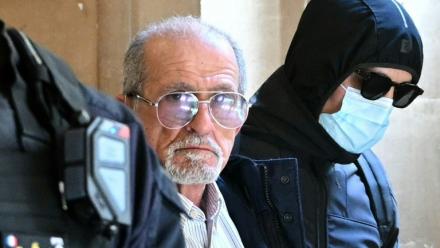 Aomar Ait Khedache (au centre) au début de son procès à Paris le 28 avril 2025
