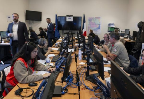 Des volontaires de la Croix rouge et des agents du ministère des Affaires étrangères au centre de crise et de soutien (CDCS) du ministère des Affaires étrangères au quai d'Orsay à Paris le 11 mars 2026
