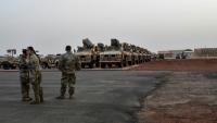Des soldats américains devant des véhicules militaires prêts à embarquer à bord d'un avion cargo à Niamey, le 7 juin 2024, lors de la cérémonie du premier départ des troupes américaines du Niger