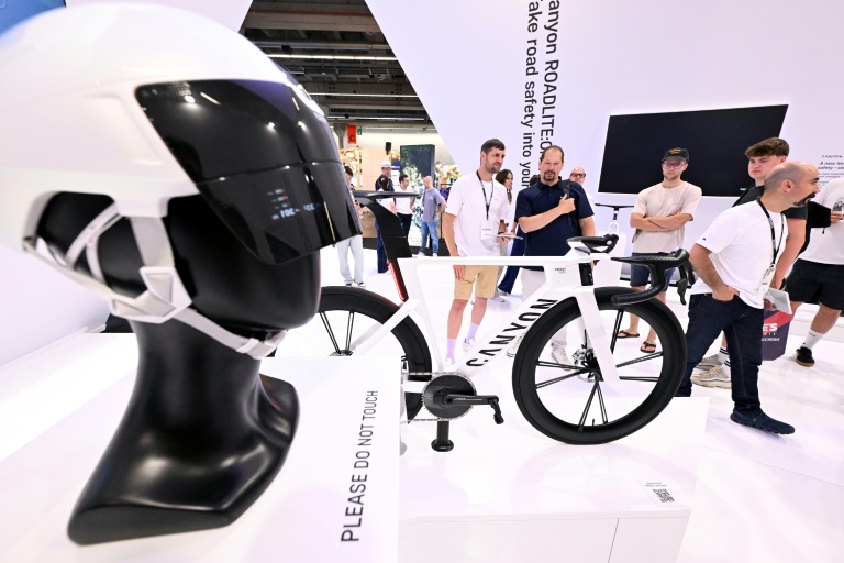 Des visiteurs sur le stand Canyon au salon du vélo Eurobike à Francfort, 24 juin 2026 en Allemagne