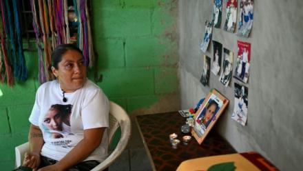 Tomasa Lopez, à côté d'un autel dédié à sa fille Kathya, disparue en 2016 à l'âge de 16 ans, le 20 mars 2026 à Mejicanos, au Salvador