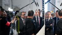Emmanuel Macron entouré de journalistes lors d'un déplacement à Ligny-en-Barrois (Meuse), le 19 mai 2025