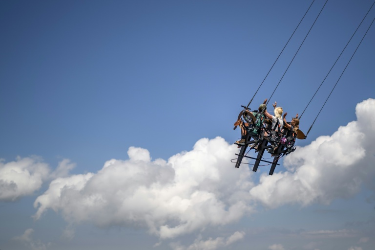 Des touristes sur la balançoire du Grand Chamossaire, au-dessus de Villars-sur-Ollon, en Suisse, le 20 juillet 2026