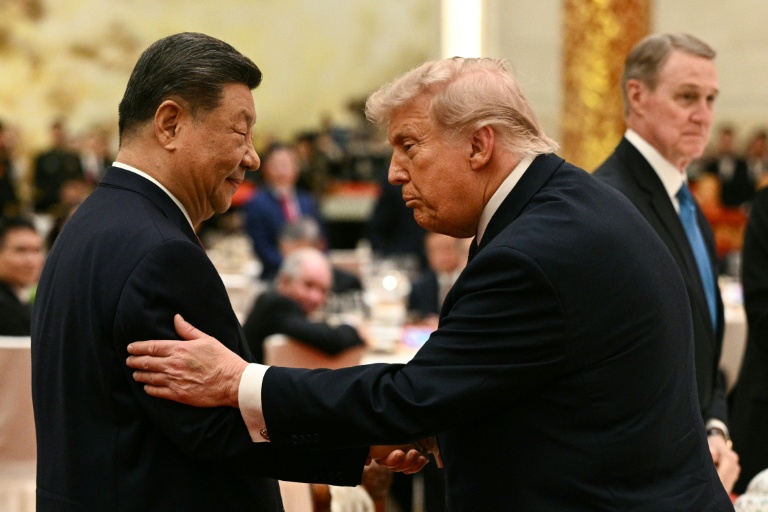 Le président chinois Xi Jinping (g) et le président américain Donald Trump lors d'un banquet d'État au Palais de l'Assemblée du Peuple à Pékin, le 14 mai 2026