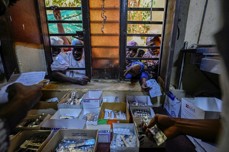 Photo montrant des Soudanais recevant des médicaments gratuits fournis par des bénévoles à l’hôpital Al-Nao d’Omdourman, le 18 avril 2026 