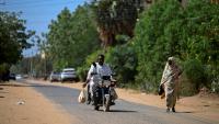 Un bénévole soudanais chargé de livrer des médicaments à domicile roule en moto à Khartoum, le 18 avril 2026
