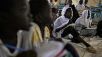 Des élèves assistent à des cours dans l'école d'un camp de personnes déplacées, près de Port-Soudan, le 26 avril 2026 au Soudan