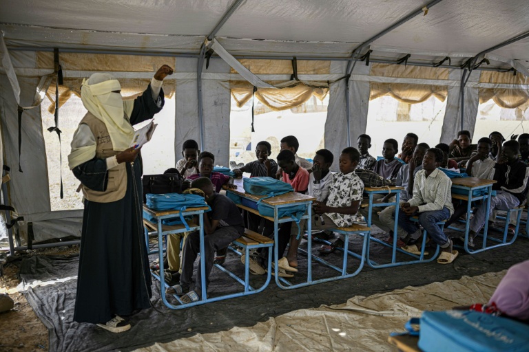 Une classe dans une école d'un camp de personnes déplacées, près de Port-Soudan, le 26 avril 2026 au Soudan