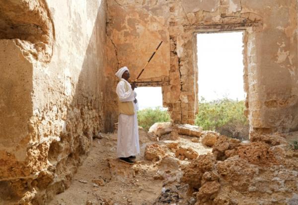 Un homme se tient debout dans une ruine à Suakin, au Soudan, le 22 janvier 2026 