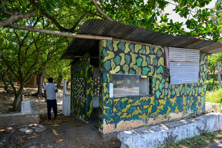Un bâtiment militaire inoccupé situé sur un terrain contesté à Batticaloa, le 30 septembre 2026 dans l'est du Sri Lanka