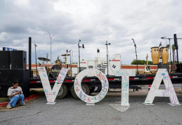 Un panneau "vote" ("vota" en espagnol) avant un rassemblement de campagne pour les élections de mi-mandat à Weslaco, au Texas, le 25 octobre 2026