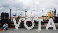 Un panneau "vote" ("vota" en espagnol) avant un rassemblement de campagne pour les élections de mi-mandat à Weslaco, au Texas, le 25 octobre 2026