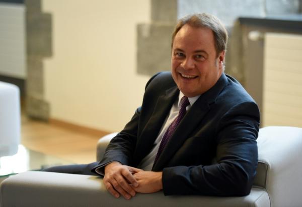 Le maire de Valenciennes Laurent Degallaix dans son bureau, le 12 mai 2017 à Valenciennes, dans le Nord