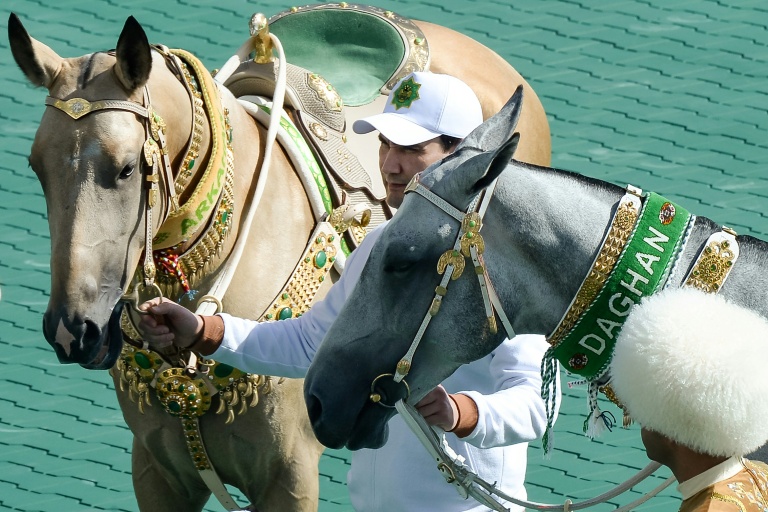 Le président turkmène Serdar Berdymoukhamedov et deux chevaux akhal-teke ,le 25 avril 2026 à Achkhabad