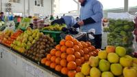 Des fruits importés d'Iran en vente sur un marché d'Ackhabad, au Turkménistan, le 9 mars 2026