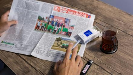 Un homme fume chez lui à Achkhabad, au Turkménistan, le 27 juillet 2025