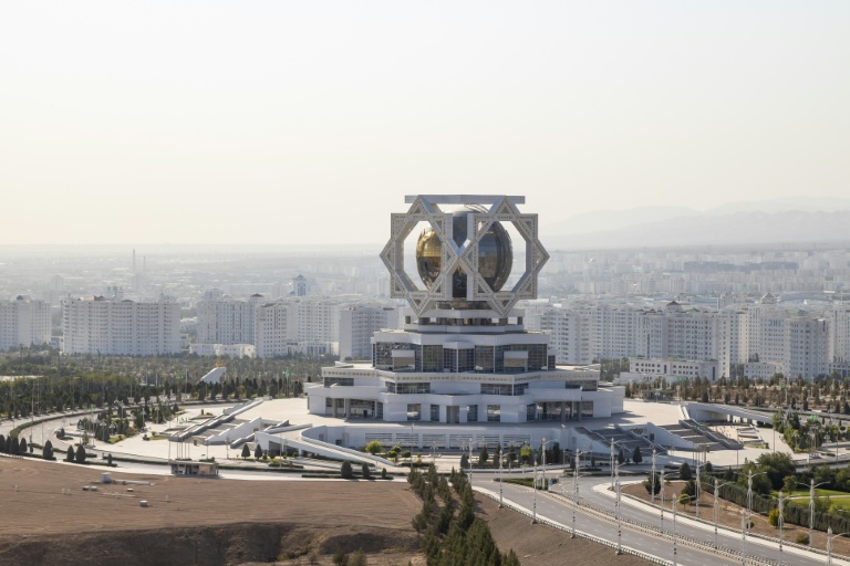Monument en marbre à Achkhabad, la capitale du Turkménistan, le 2 août 2025