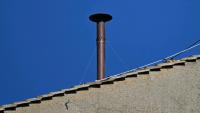 Une cheminée installée sur le toit de la Chapelle Sixtine, au Vatican, quelques jours avant le début du conclave, le 2 mai 2025