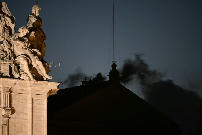 De la fumée noire s'échappe de la cheminée de la Chapelle Sixtine, le 7 mai 2025 au Vatican