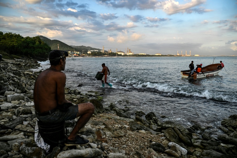 Un groupe de pêcheurs près de la raffinerie d'El Palito, au Venezuela, le 23 janvier 2026