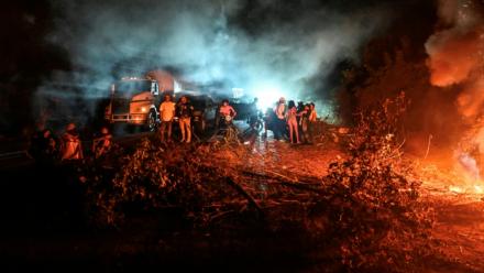Des manifestants bloquent la route nationale qui relie la ville pétrolière de Maracaibo au reste du pays lors d’une protestation contre les coupures d’électricité, le 6 octobre 2026