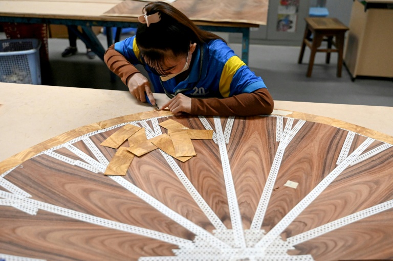 Une ouvrière de l’entreprise de mobilier Jonathan Charles le 4 novembre 2025 à Ho Chi Minh-Ville