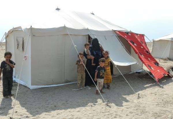 Des personnes déplacées devant leur tente au camp d'Al-Farsi, à Ras Imran, près d'Aden, le 17 septembre 2026 au Yémen