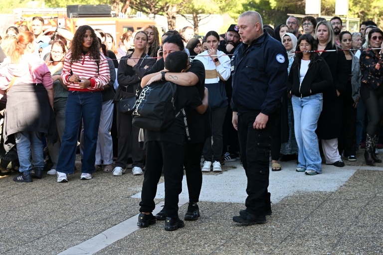 Parents et élèves devant le collège Joseph-Lakanal à Aubagne, le 12 octobre 2026 