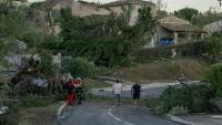 Cette photographie, prise le 24 août 2026, montre des maisons endommagées et des arbres renversés après le passage d'une tornade à Pomas, dans le sud-ouest de la France
