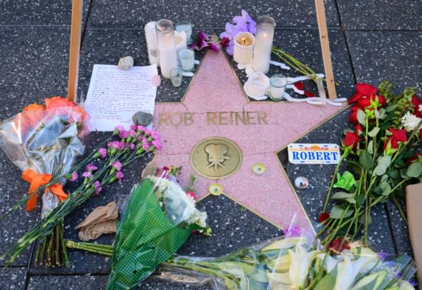 Mémorial improvisé pour Rob Reiner sur le Hollywood Walk of Fames, le 16 décembre 2025