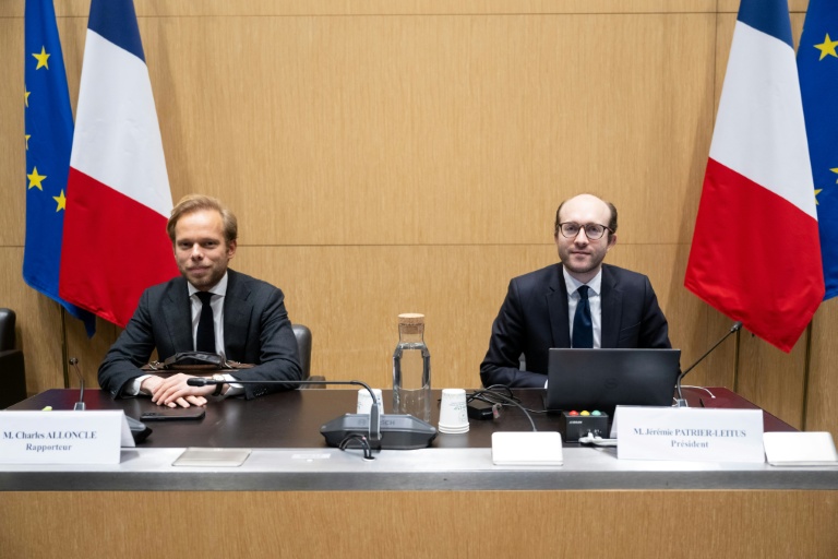 Charles Alloncle (G) et Jérémie Patrier-Leitus avant une audition de la commission d'enquête sur l'audiovisuel public, à l'Assemblée
nationale à Paris le 2 février 2026
