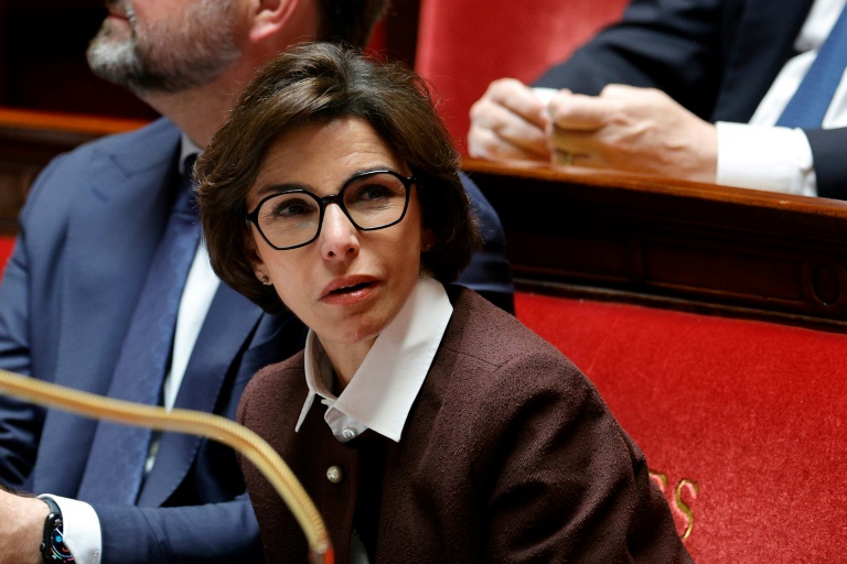 La ministre française de la Culture, Rachida Dati, assiste à une séance de questions au gouvernement à l'Assemblée nationale, à Paris, le 10 juin 2025