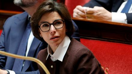 La ministre française de la Culture, Rachida Dati, assiste à une séance de questions au gouvernement à l'Assemblée nationale, à Paris, le 10 juin 2025