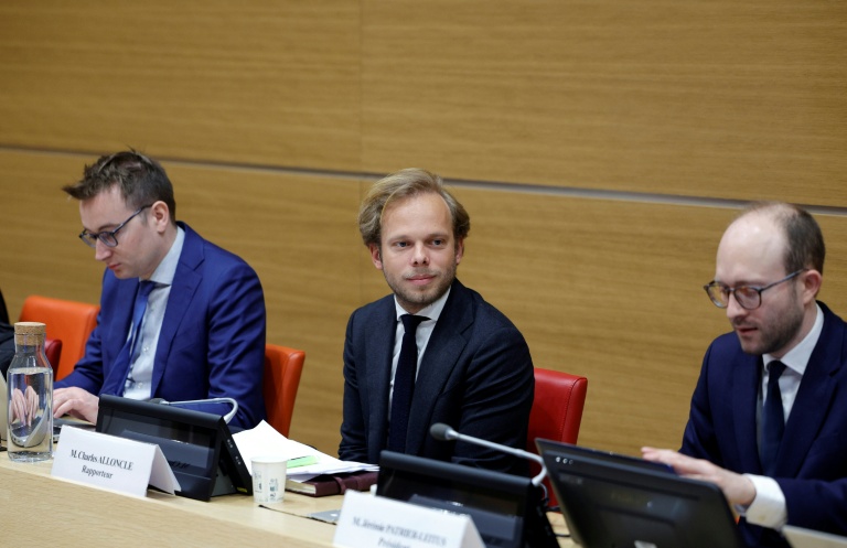 Charles Alloncle (UDR, c), rapporteur de la commission d'enquête parlementaire sur l'audiovisuel public, et Jérémie Patrier-Leitus (Horizons, d), à l'Assemblée nationale à Paris le 8 avril 2026