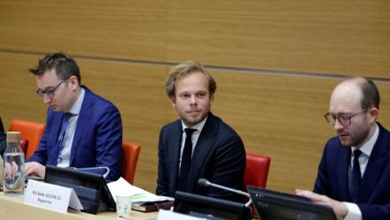 Charles Alloncle (UDR, c), rapporteur de la commission d'enquête parlementaire sur l'audiovisuel public, et Jérémie Patrier-Leitus (Horizons, d), à l'Assemblée nationale à Paris le 8 avril 2026