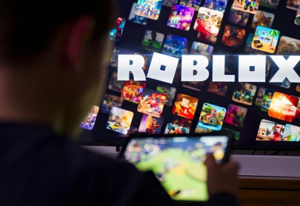 Un organisme australien de surveillance d'Internet a annoncé mercredi avoir envoyé des mises en demeure à plusieurs plateformes de jeux en ligne, comme Fortnite, Roblox et Minecraft, pointant des comportements d'"adultes prédateurs" pour viser les enfants