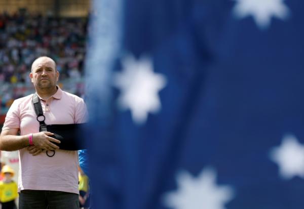 Ahmed al Ahmed, l'homme qui avait désarmé l'un des auteurs de l'attentat antisémite de la plage de Bondi à Sydney en décembre 2025, reçoit des hommages lors d'un matcj de cricket à Sydney en Australie le 4 janvier 2026