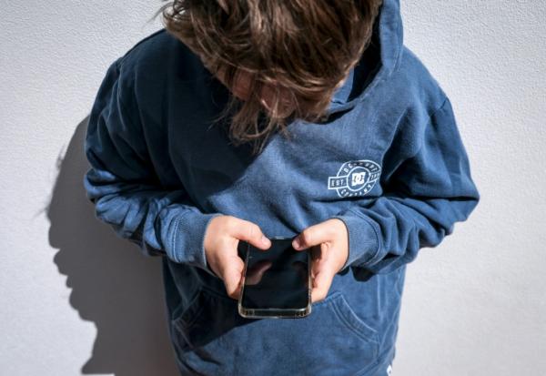 L'Australie interdit l'accès aux réseaux sociaux aux jeunes adolescents le 10 décembre 2025