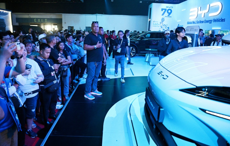 Des voitures électriques du constructeur chinois BYD, exposées à l'ouverture du Salon international de l'automobile de Manille, le 9 avril 2026 aux Philippines
