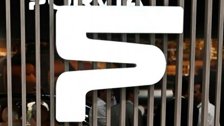 'équipementier automobile français Forvia, en difficulté depuis plusieurs années, a annoncé lundi la vente de sa division d'aménagements intérieurs au gestionnaire d'actifs américain Apollo