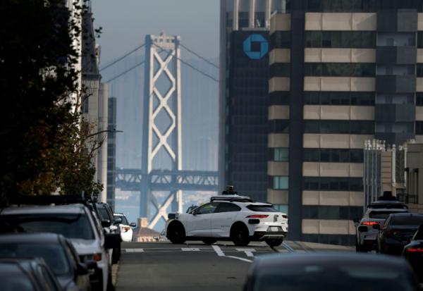 Un robotaxi Waymo dans les rues de San Francisco aux Etats-Unis le 8 décembre 2025