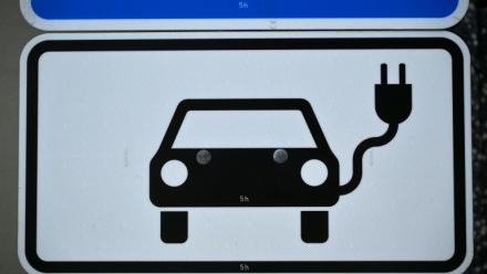 Automobile: Paris et Berlin officialisent un accord qui ralentit le passage au tout-électrique