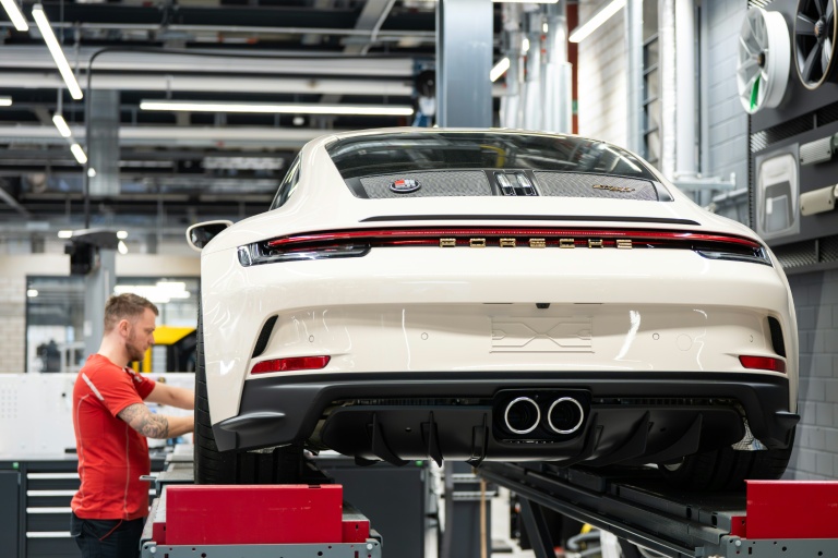 Un employé travaillant sur une Porsche 911, le modèle historique de la marque, à l'usine de Zuffenhausen, le 6 mars 2025