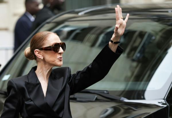 La chanteuse Céline Dion salue ses fans devant l'hôtel le Royal Monceau à Paris, le 3 septembre 2026, avant une série de concerts dans la capitale