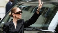 La chanteuse Céline Dion salue ses fans devant l'hôtel le Royal Monceau à Paris, le 3 septembre 2026, avant une série de concerts dans la capitale