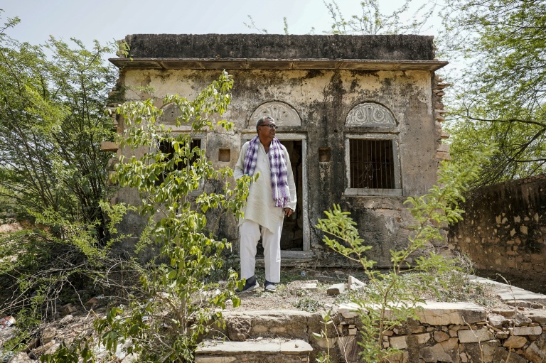 L'écologiste indien Kailash Meena devant une maison abandonnée à Chatru ki Dhani, dans l'Etat indien du Rajasthan, le 18 mai 2026  