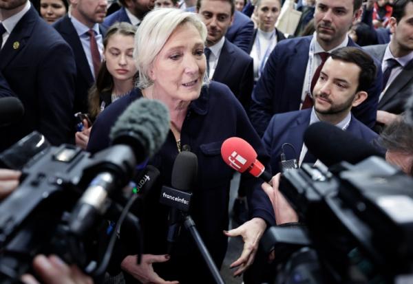 La président du groupe RN à l'Assemblée nationale et candidate à la présidentielle Marine Le Pen (c) et le député RN Jean-Philippe Tanguy (d) lors d'un point presse au parc des expositions de Villepinte,  en Seine-Saint-Denis, le 1er avril 2026