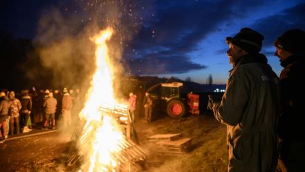 Des agriculteurs se réchauffent autour d'un feu, près de Léguevin (Haute-Garonne), le 7 janvier 2026 